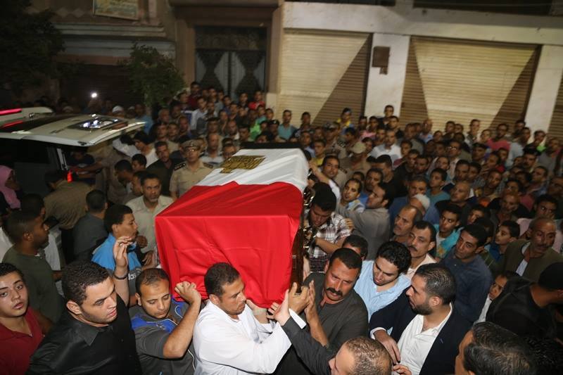 بالصور : محافظ المنوفية والقليوبية ومديري الامن يتقدموا جنازة شهيد الشرطة الرائد / أحمد عبدالباسط فؤاد