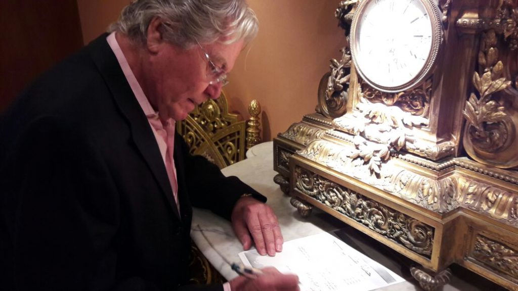 حسين فهمى يوقع استمارة «علشان تبنيها» لترشيح السيسى فترة رئسية ثانية