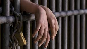 طفل حاول إنقاذ والده فتسبب في سجنه 7 سنوات.