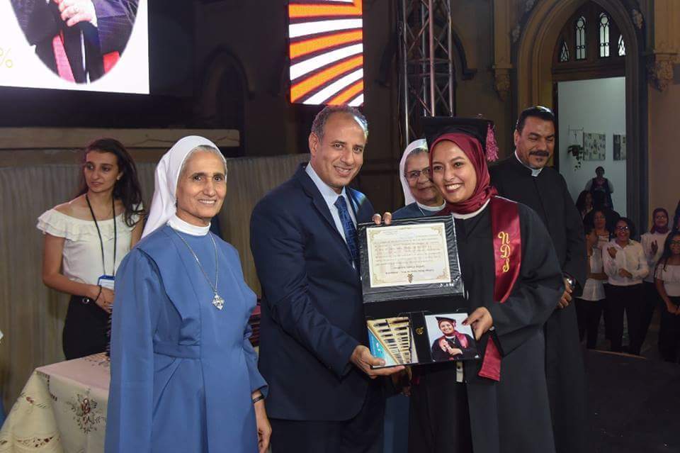 بالصور..محافظ الإسكندرية يشهد حفل تخريج الدفعة ١٢٣ لطالبات مدرسة نوتردام دي سيون