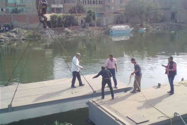 رئيس مدينة المحلة يتابع اعمال تركيب الكوبرى العائم بين عزبه حمد والشعبية