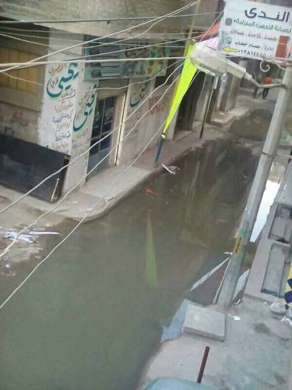 مياة الصرف الصحي تغرق منطة أبو شاهين بالمحلة.