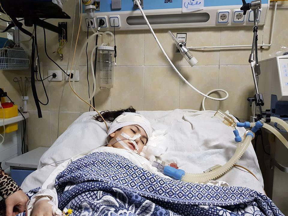 بالصور..مأساة الطفلة هنا التى تعانى من إهمال الاطباء بالمستشفي الميري