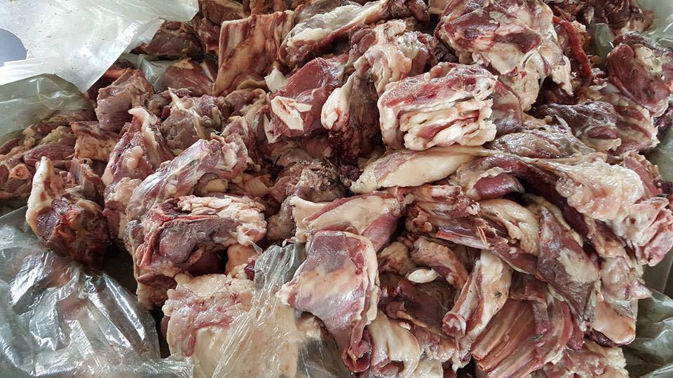 ضبط 3 طن و157 كيلو لحوم منتهية الصلاحية داخل مصنع بالدخيلة