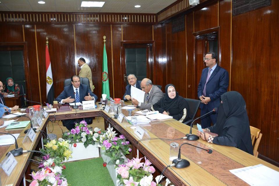 خلال اللقاء المفتوح الأسبوعي للمواطنين : محافظ الدقهلية : لا كبير فوق القانون لأنه وجد ليشعر المواطن بأن حقه لن يضيع