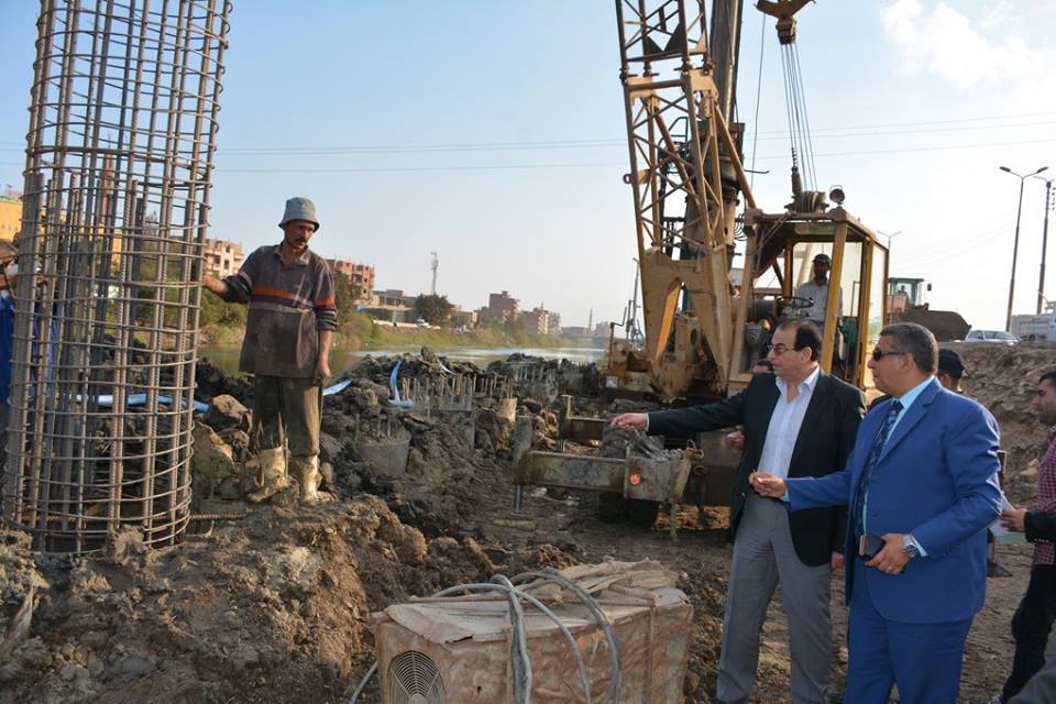 محافظ الدقهلية يتفقد ويتابع موقف المشروعات الجاري تنفيذها بقطاع الطرق والكباري بنطاق المحافظة