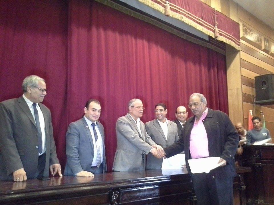 محافظ المنيا يكرم فريق مسرح شباب ناصر ملوى لحصوله ثانى جمهورية