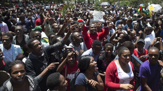 أزمة في زيمبابوي بسبب مناقشة عزل الرئيس.