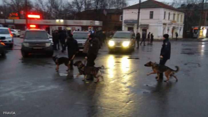 إرهابي يحتجز 11 شخص داخل مكتب بريد بأوكرانيا.