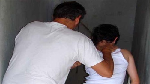 أب  يعتدي علي أولاده الصغار جنسيا.