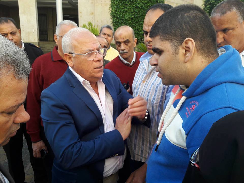 محافظ بورسعيد يستجيب لشاب كفيف استوقفه لطلب وظيفة ويعينه على الفور