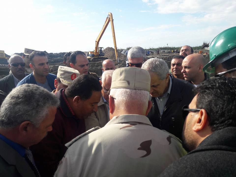 محلب والغضبان يتابعان سير العمل فى تطهير بحيرة المنزلة على أرض الواقع