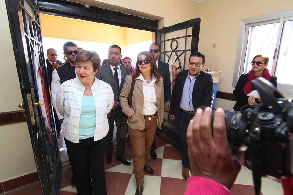 بالصور..غادة والي والرئيس التنفيذي للبنك الدولي يتفقدان الوحدة الاجتماعية بمركز الطود بالأقصر