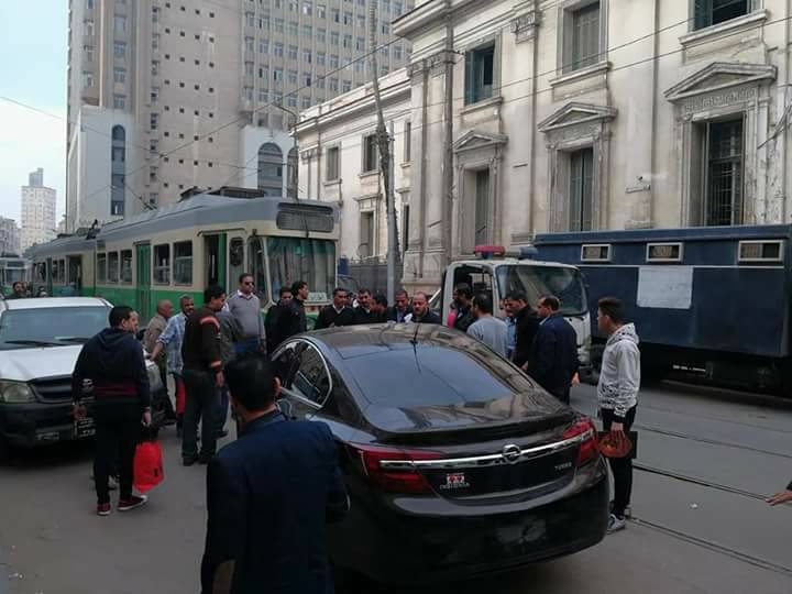 بالصور..سيارة عضو مجلس نواب تتسبب فى أزمة مرورية أمام محكمة الإسكندرية