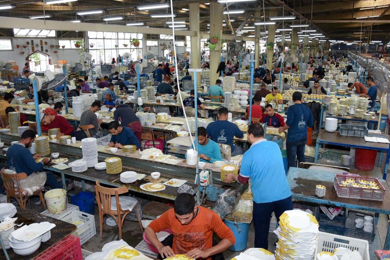 «محافظ الإسكندرية» تطوير ودعم إمكانيات المصانع لتكون على مستوى المنافسة للمنتجات العالمية