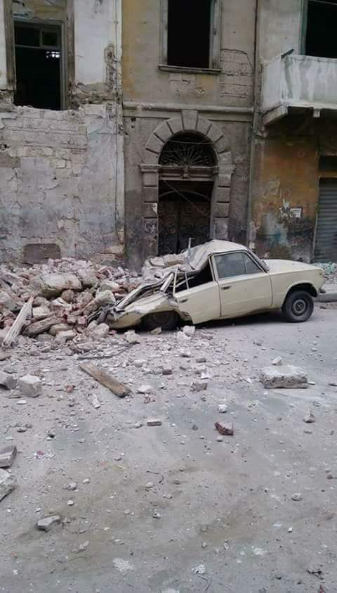 بالصور..إنهيار عقار يتسبب فى تحطم سيارتين بمحطة مصر