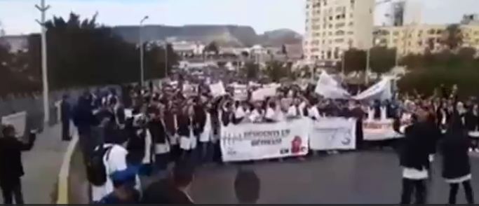 أطباء الجزائر تتظاهر للمطالبة بإلغاء الخدمة المدنية (فيديو)