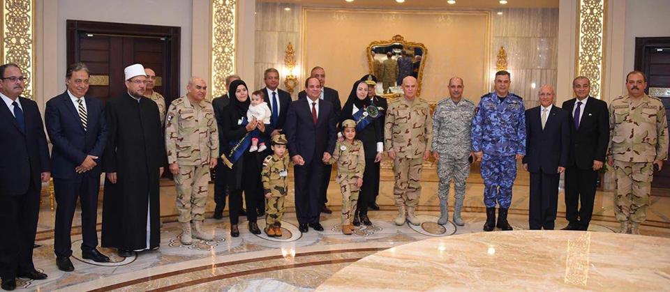 الرئيس السيسي يكرم أسر الشهداء.