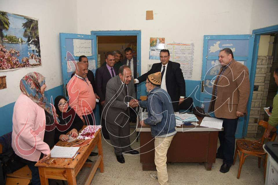 بالصور..محافظ الاسكندرية يتفقد سير العملية الانتخابية بمدرسة الانفوشي الثانوية بنين