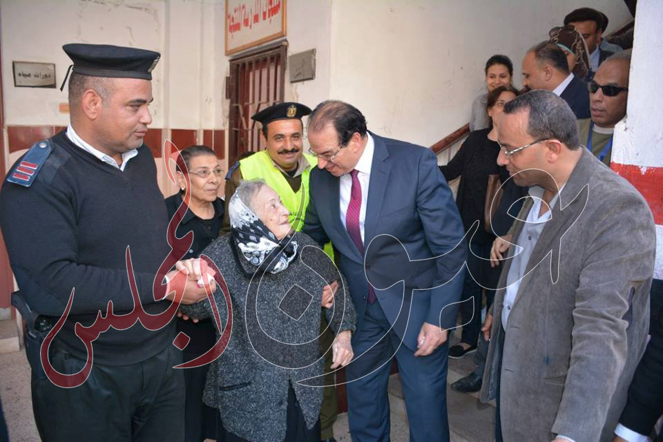 محافظ الدقهلية يجرى اتصالات تليفونية برؤساء اللجنة العليا للانتخابات ومسئولي الغرف الفرعية بالمراكز والمدن والاحياء