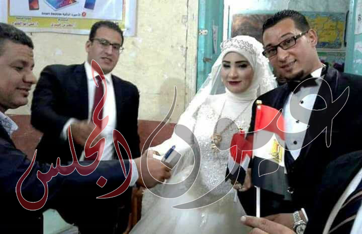 محافظ سوهاج .. يرسل برقية تهنئة للعروسن إصرار بالإدلاء بصوتهما قبل زفافهما