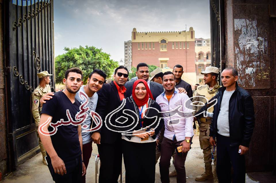 اتحاد شباب سوهاج وطلاب مصر يوزعون الورد والمياة والشكولاته على الناخبين