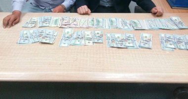 ضبط 23 ألف دولار قبل تهريبهما  من مطار برج العرب