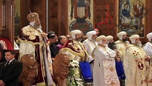 يقدم تمثيلية القيامة بصوت إبراهيم عياد كبير شمامسة الكاتدرائية الملقب بمعلم الكنيسة..