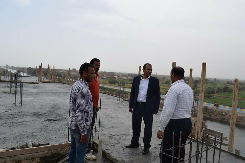 رئيس مركز ابوقرقاص بالمنيا، يتابع إنشاء 17 عمارة بطريق المنشأة