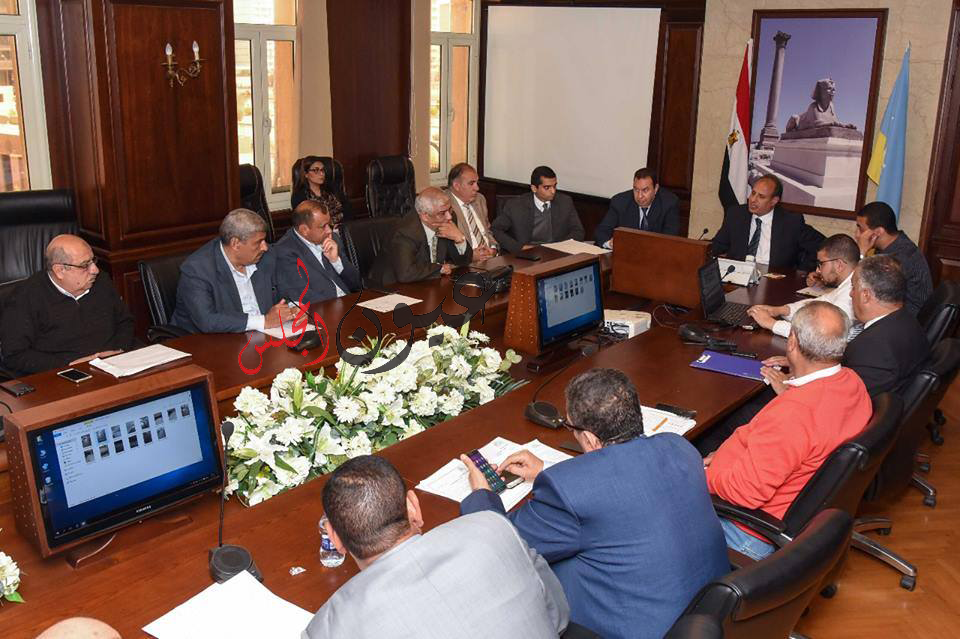 محافظ الإسكندرية يناقش أعمال التطويرات التي تتم بالكورنيش استعدادا لاستقبال موسم الصيف