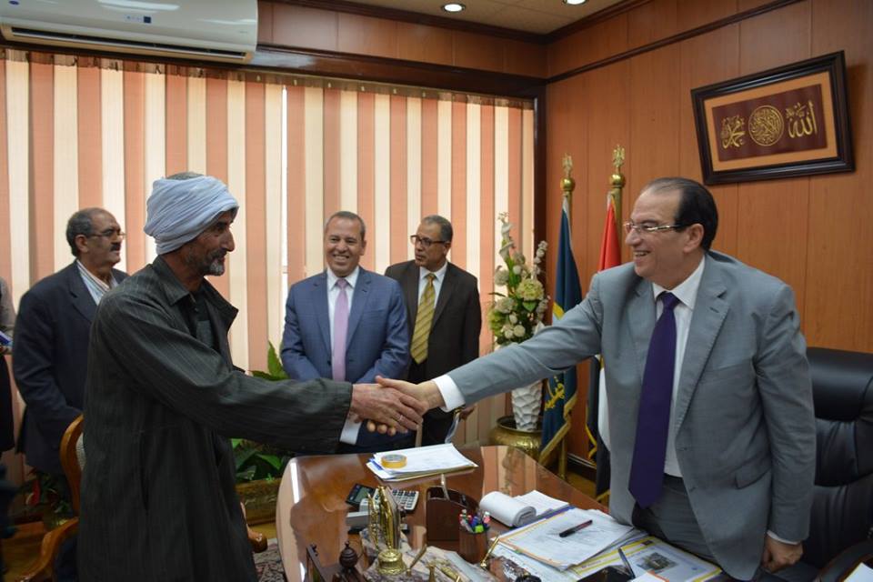 محافظ الدقهلية يستقبل والد شهيد سيناء.