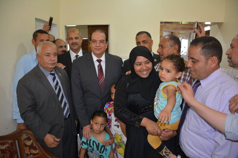 محافظ الدقهلية يسلم مواطن منزل بعد إحتراقة ويؤكد علي ضرورة  المشاركة المجتمعية