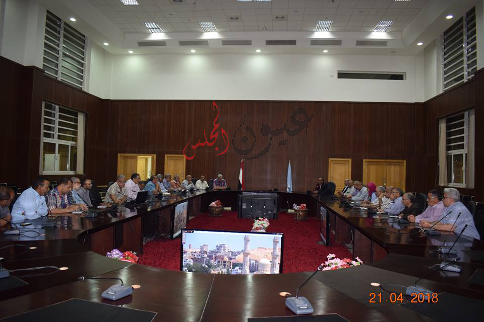 تمام والعجوز يستعرضان المشروعات القومية بالبحر الأحمر