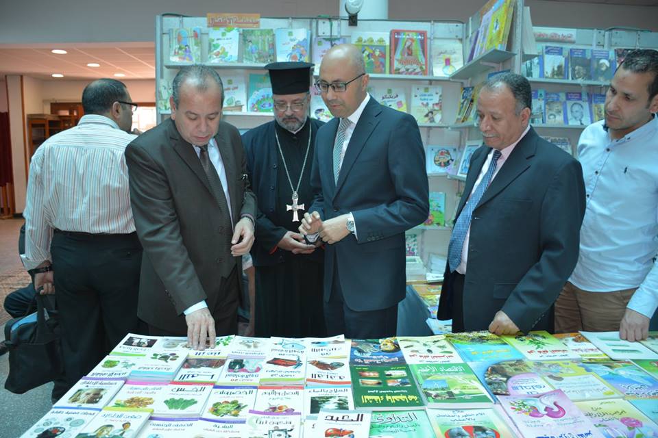 محافظ دمياط يفتتح معرض الكتاب بمكتبة مصر العامة .