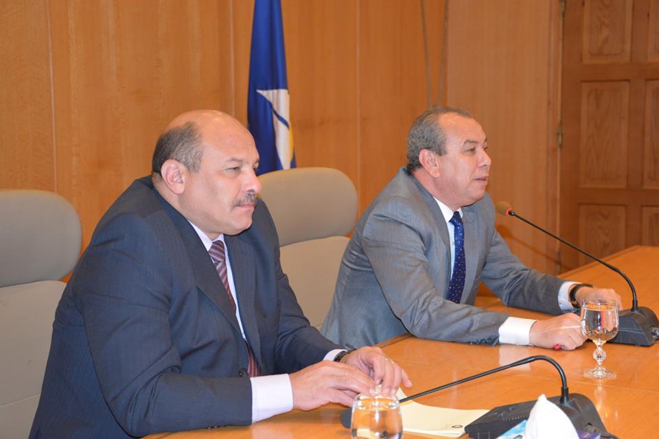 محافظ دمياط يسلم أهالي قرية الصيادين القيمة الايجارية للبدء فى إخلاء المنطقة وبناء (10) عمارات سكنية جديدة