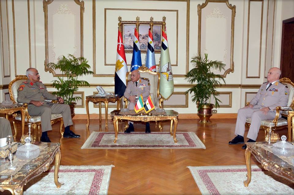 وزير الدفاع يستقبل رئيس أركان الجيش الكويتي