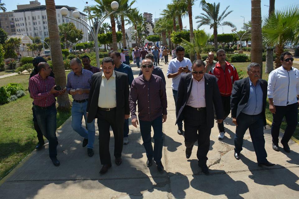 محافظ دمياط يقود مسيرة ” هما دول ولادك يا مصر ” لوضع اكاليل الزهور على النصب التذكاري للشهداء