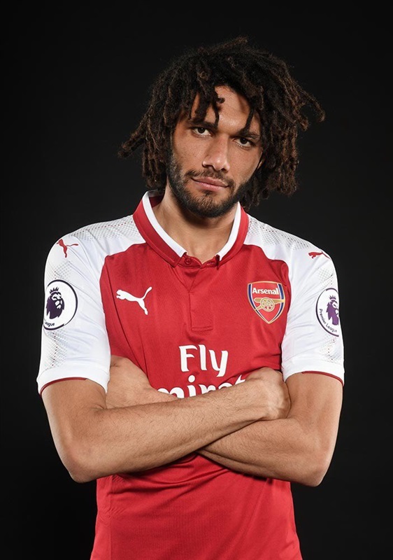 النني في جلسة تصويرية بقميص أرسنال.