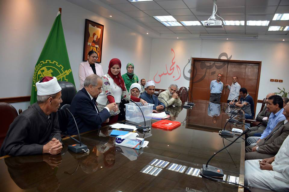 محافظ القليوبية يجري قرعة حج الجمعيات الأهلية لإختيار 16 حاج بحضور المتقدمين