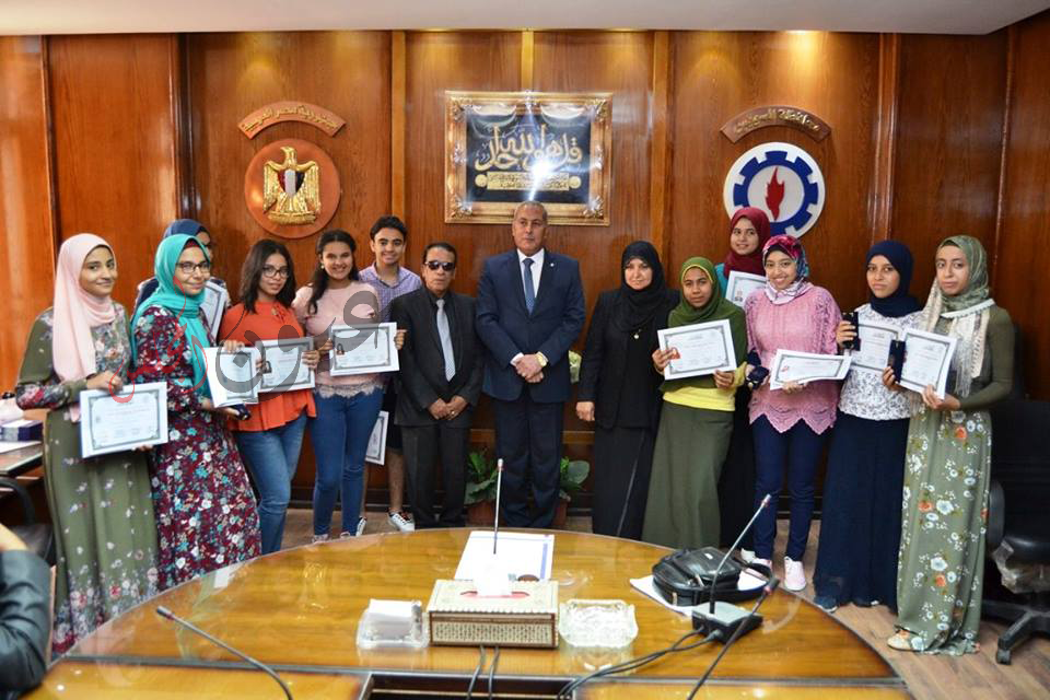 بالصور .. تكريم أوائل الشهادة الإعدادية بـ محافظة السويس