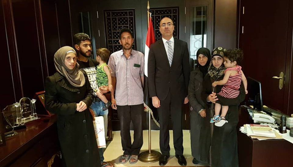 السفارة المصرية في دمشق تنجح في إخراج المحتجزين المصريين من الغوطة الشرقية، ومن مخيمات الإيواء، وتتخذ الاجراءات اللازمة لتسفيرهم إلى مصر