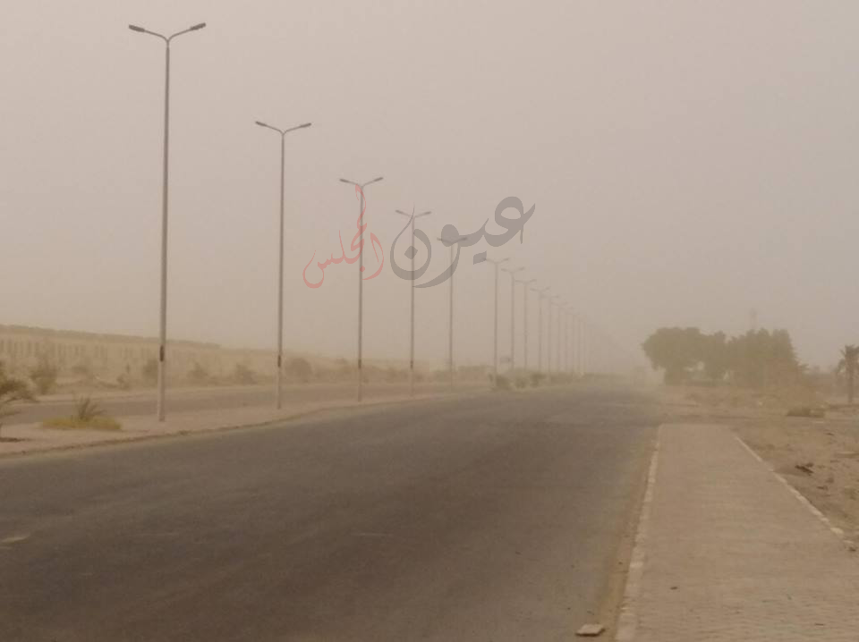 بالصور .. العواصف الرملية تغلق مدينة رأس غارب