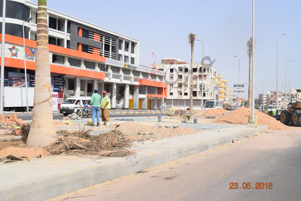 بالصور .. رصد ميدانى لآخر المستجدات فى أعمال طريق النصر بالغردقة