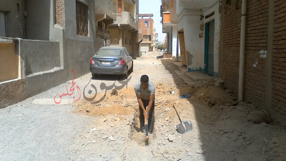 بالصور .. رئيس مدينة القصير يؤكد على إستمرار أعمال توصيل الصرف الصحى للمنازل