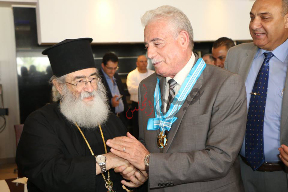 رئيس دير سانت كاترين يمنح محافظ جنوب سيناء وسام دير سانت كاترين من الدرجه الأولي