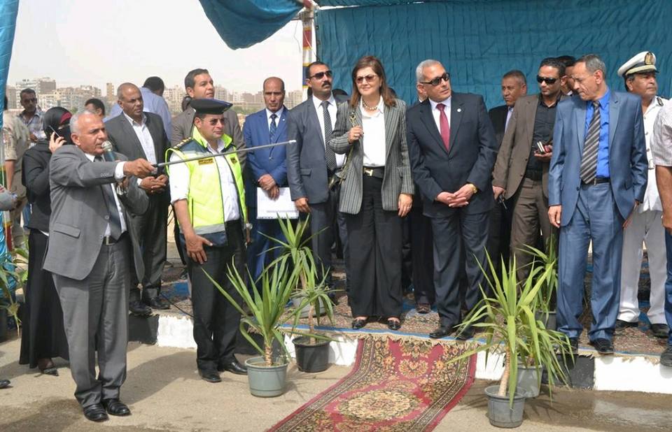 وزيرة التخطيط تشهد عرض للمعدات والسيارات الجديدة لتدعيم مرافق ومديريات