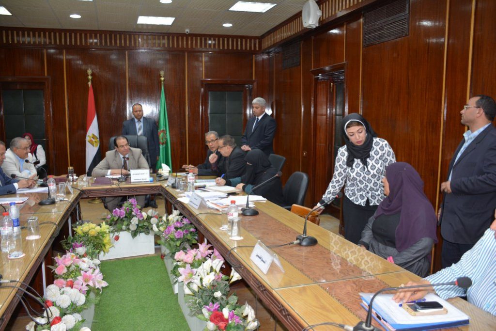 محافظ الدقهلية : تسليم إحدى المواطنات عقد وحده سكنيه واعانات ماليه وشنط رمضانيه وتوفير فرص عمل بالقطاع الخاص واقامه اكشاك لبعض الحالات نظرا لظروفهم