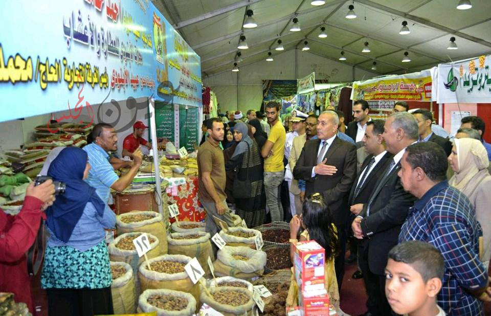 محافظ السويس ومساعد وزير التموين للمشروعات يتفقدان معرض أهلاً رمضان بأرض المعارض