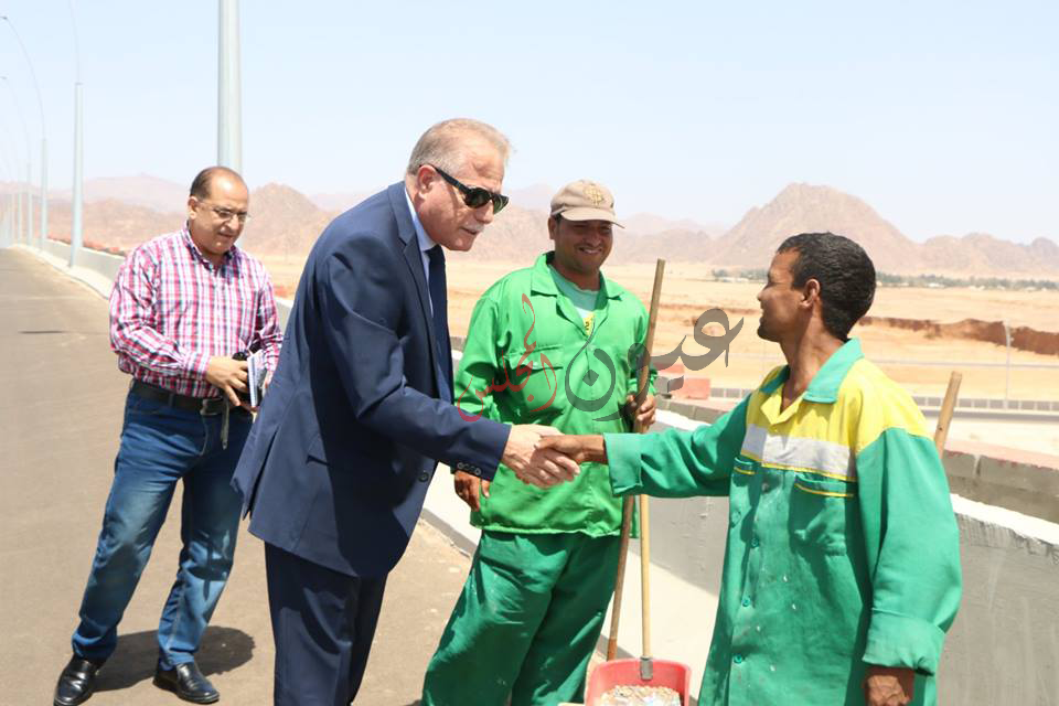 محافظ جنوب سيناء يفاجأ العمال بشرم الشيخ ويكافئهم بمكافآت مادية