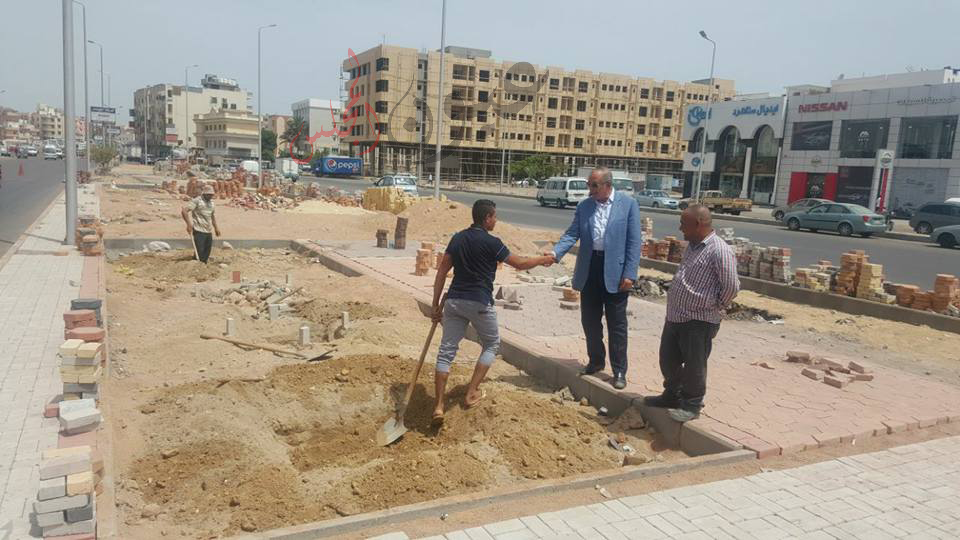 بالصور.. محافظ البحر الأحمر يتابع أعمال رفع الكفاءة والتطوير بطريق النصر بالغردقة